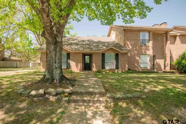 5831 Hollytree Dr