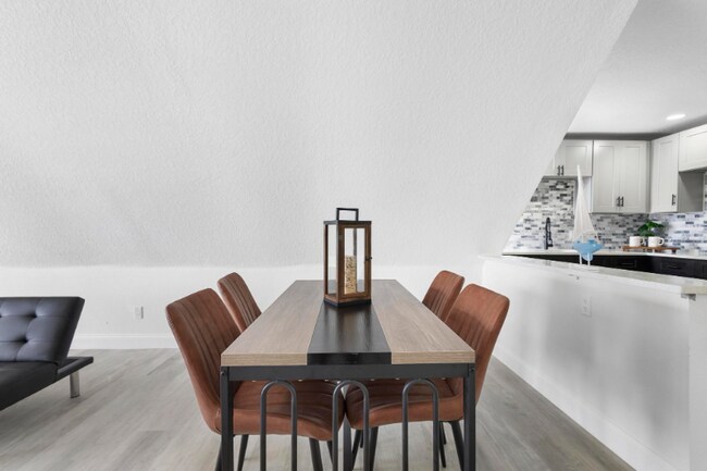 Photo - 1824 Lake St