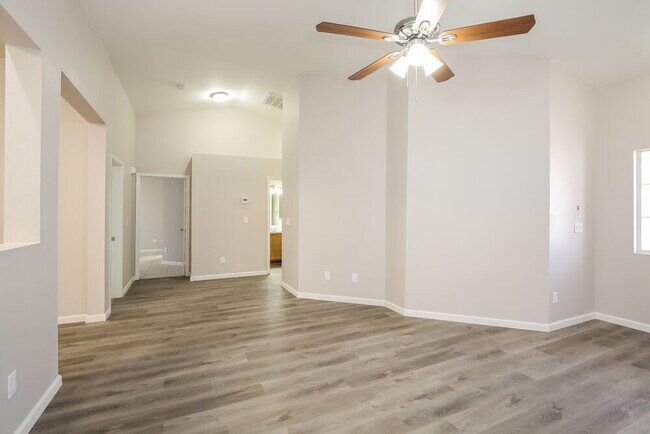 Photo - 913 Baritone Way