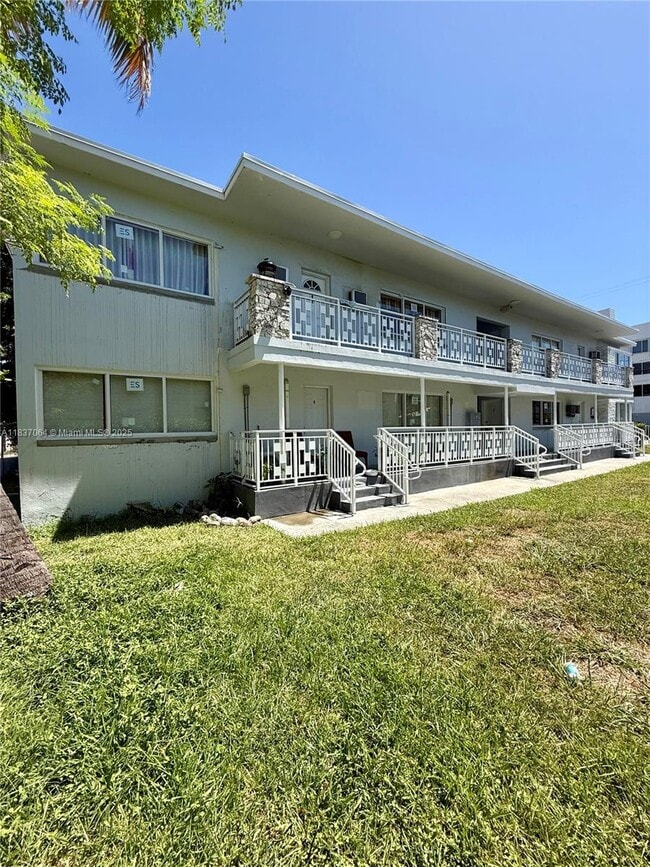 Building Photo - 7600 Dickens Ave Unit 3 Rental