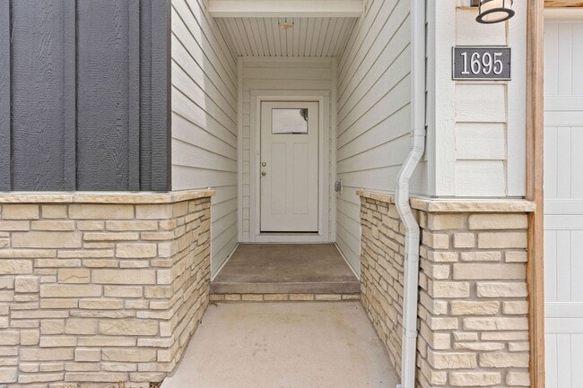 Photo - Beautiful Split Level 5 Bedroom Home - Hills of Olde Savannah