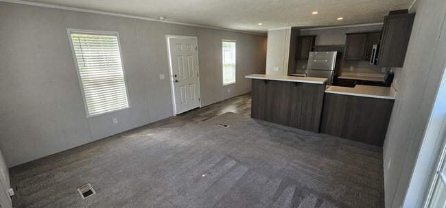 Building Photo - 318 Tulip Ln Rental