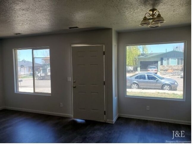 98 W Robbers Roost Rd