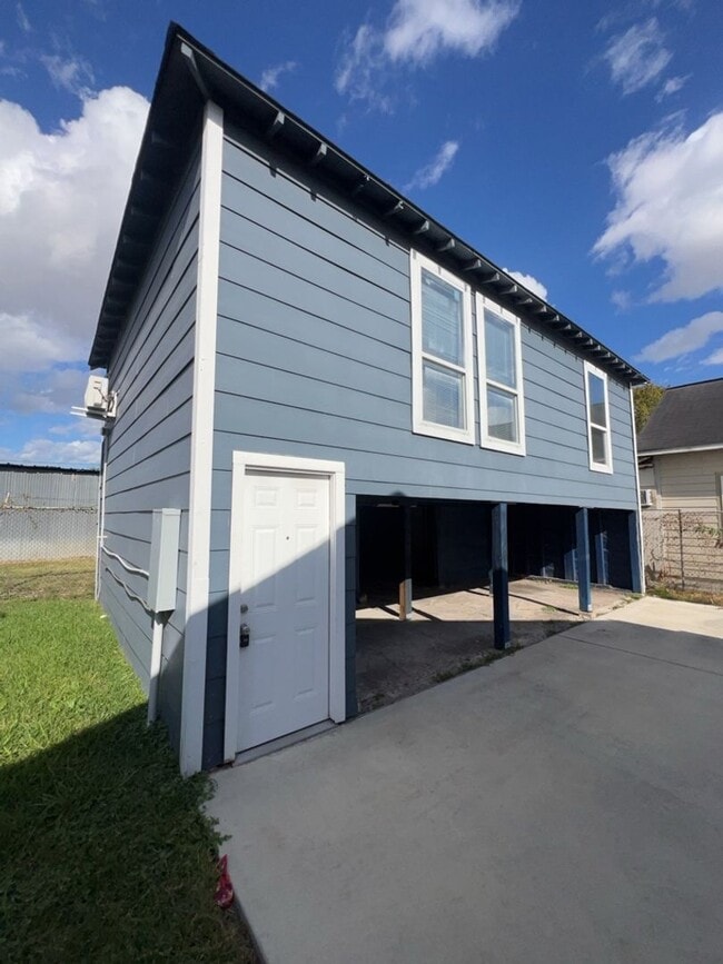 Building Photo - 6915 Avenue L Unit 6915 1/2 Avenue L