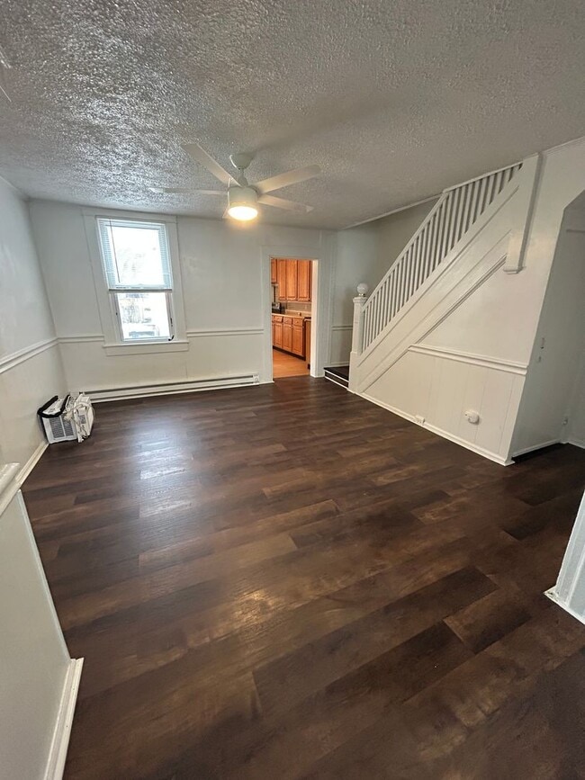 Building Photo - Spacious 3Bed/1 Bath Townhouse