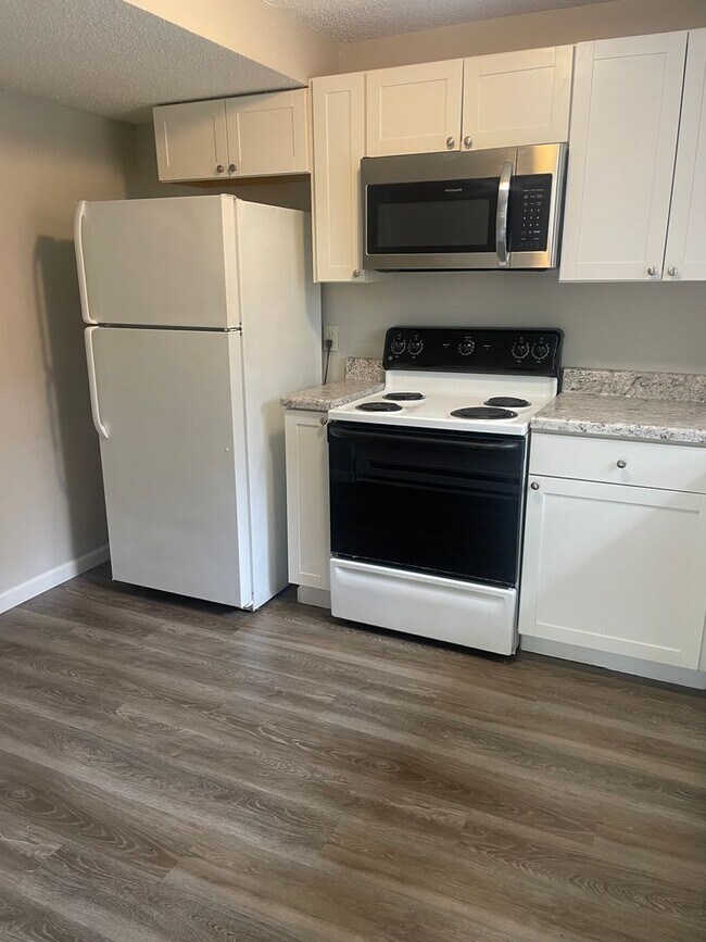 Photo - Knoxville 37912 - Spacious 1 bedroom, 1 bath apartment - Contact Lisa Vineyard and Shannon Russel...