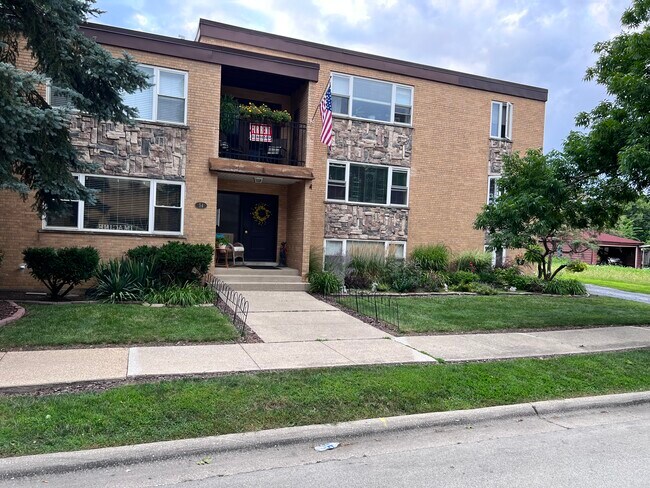 Front of the building - 54 E Quincy St Unit Garden
