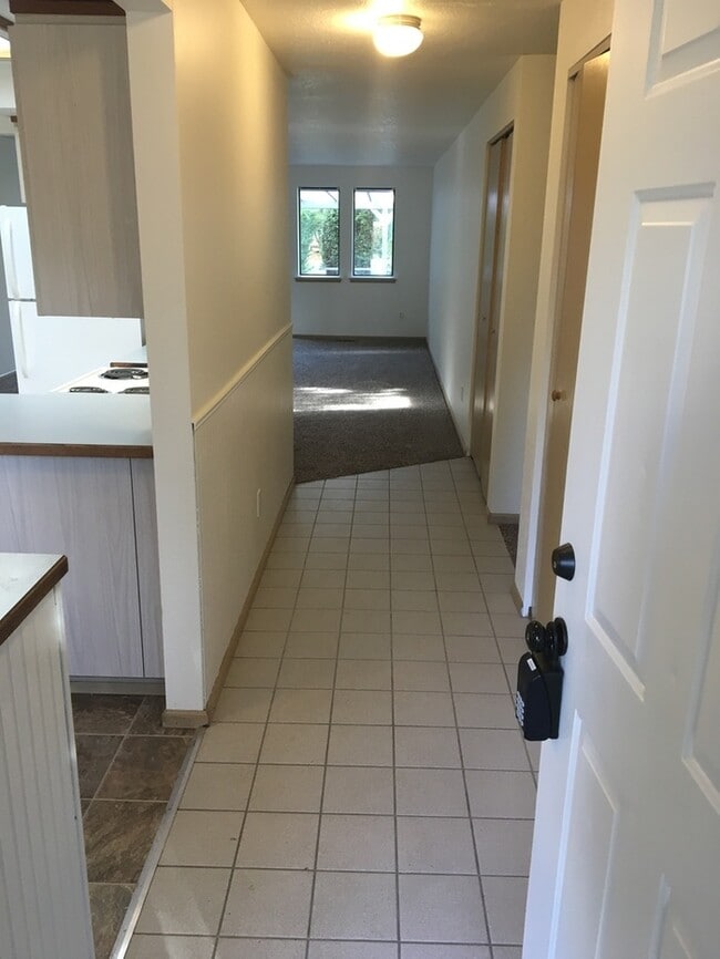 2bdr 2bath duplex Mid Tacoma w/ one car garage