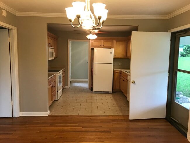 Photo - 1601 Woodvale Dr NW
