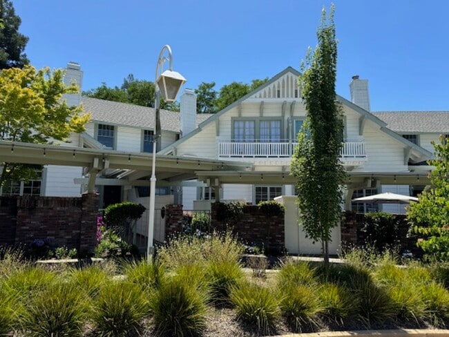 Building Photo - Tri-level townhome in highly desirable Dia...