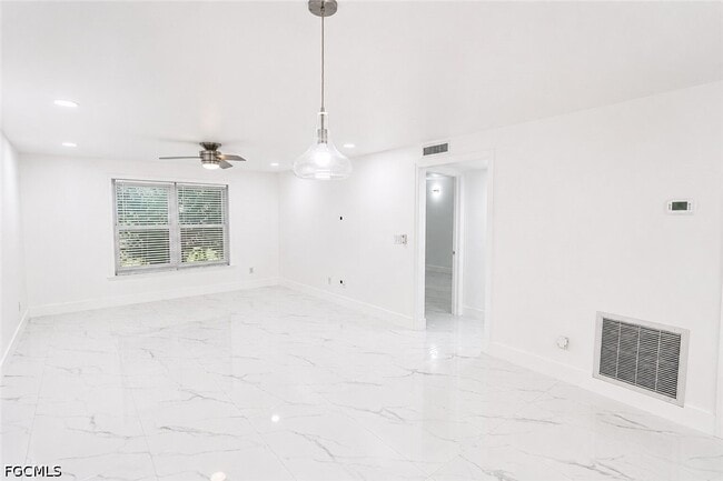 Building Photo - 2504 SE 16th Pl Unit 104