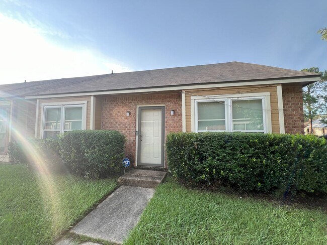 3 bedroom, 3 bathroom townhouse located in... - 3 bedroom, 3 bathroom townhouse located in...