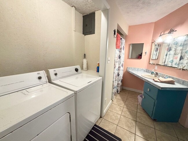 Photo - CALLING ALL SNOWBIRDS! Fully furnished apartment!