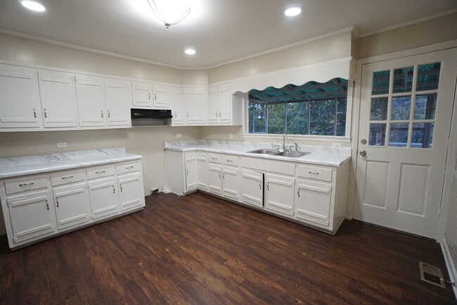 Photo - 1194 Birmingham St