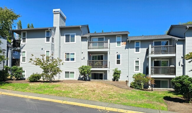Building Photo - 2 Bedroom Condo Available in Kenmore