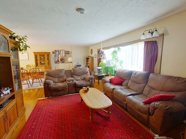Photo - FULLY FURNISHED 5 BEDROOM HOME!!!