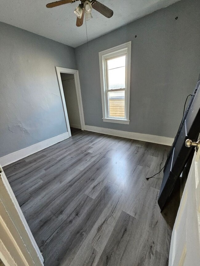 Photo - Upper 2 bedroom unit GAS INCLUDED