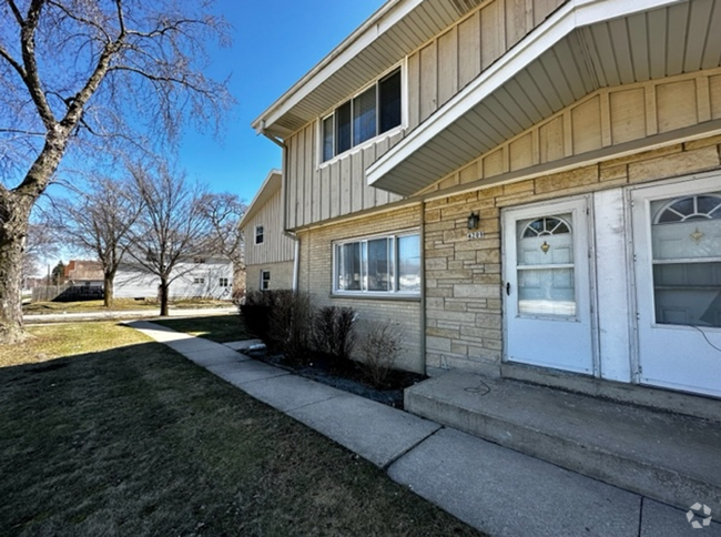 Building Photo - W Good Hope Rd. - Townhouses Unit 4213