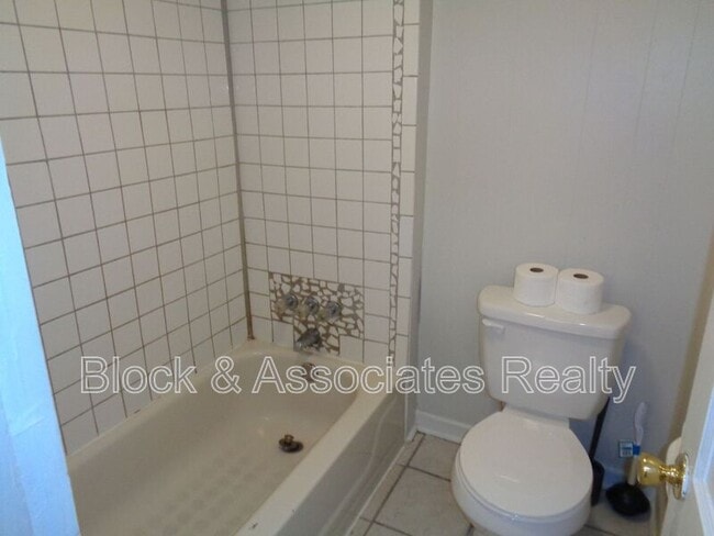 Photo - 405 Dobson St