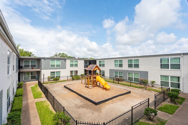 Building Photo - The Atrium At 5606