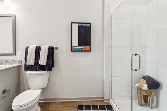 Experimente la elegancia en la vida cotidiana con este baño bellamente diseñado.