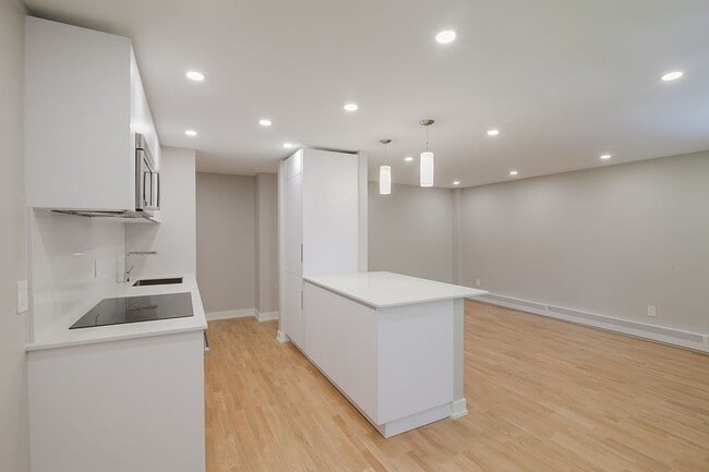 Building Photo - 1525 Av. Victoria Unit 209