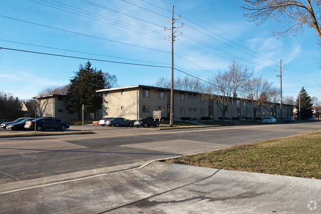 Delafield Courtyard - Delafield Courtyard Apartments
