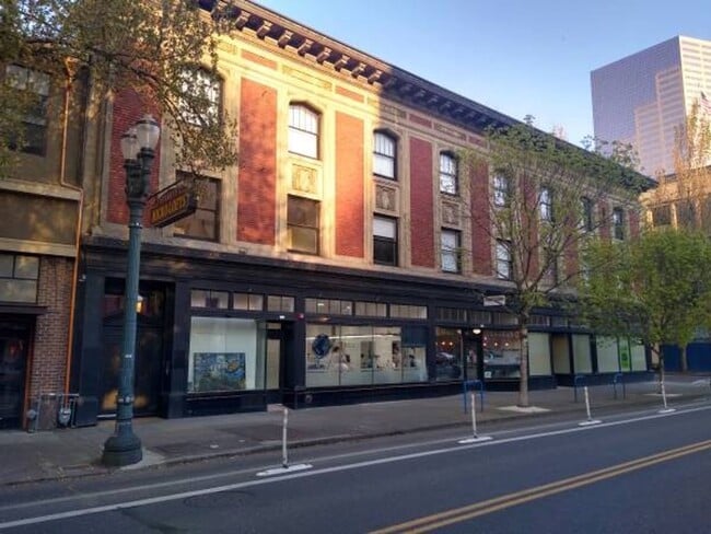 Building Photo - Peak downtown living Unit 202