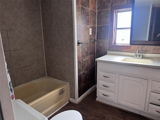 Photo - 422 Westchase St