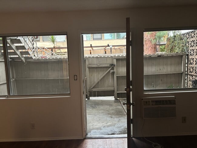 Photo - 12415 Archwood St Unidad 4