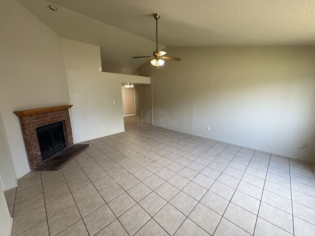 Photo - 2208 Hemlock Dr
