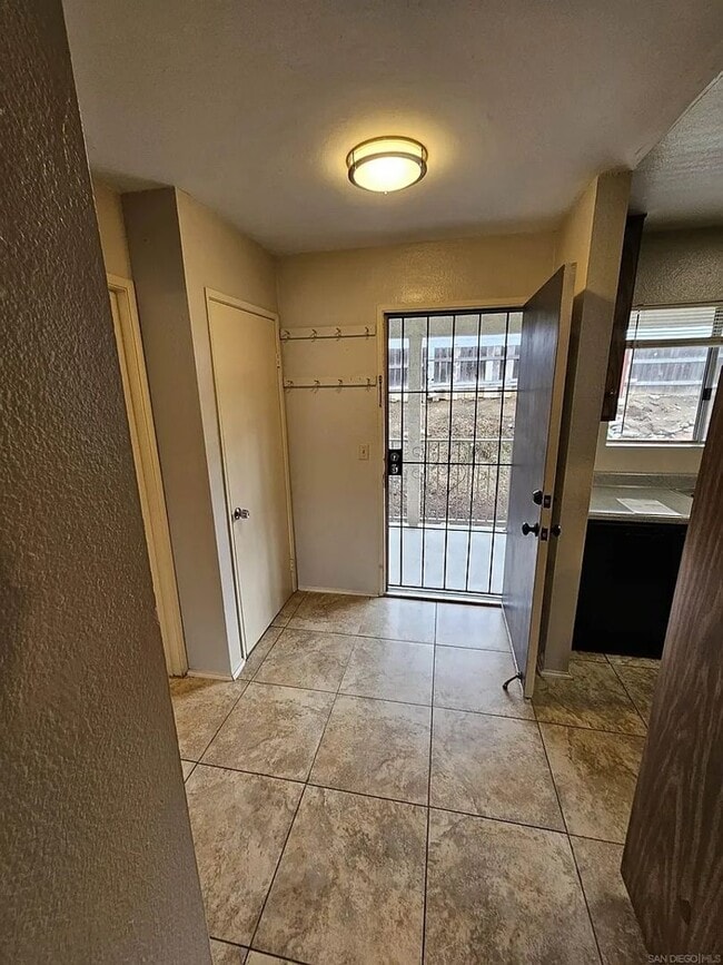 Upstairs 1-Bedroom in Central Location! - Upstairs 1-Bedroom in Central Location! Unidad A202