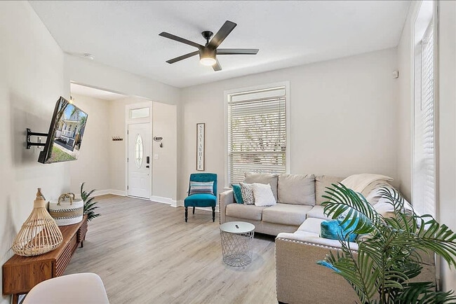 206 E 7th St Unit SI ID1603134P