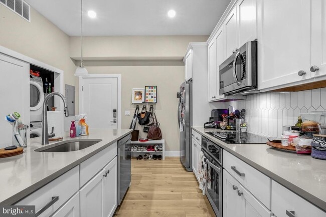 Building Photo - 2621 W Jefferson St Unit 1R Rental
