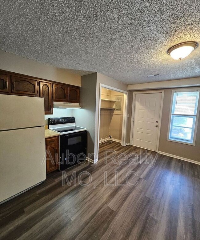 Photo - 11763 Wood Oak Ave Unidad s 1-5