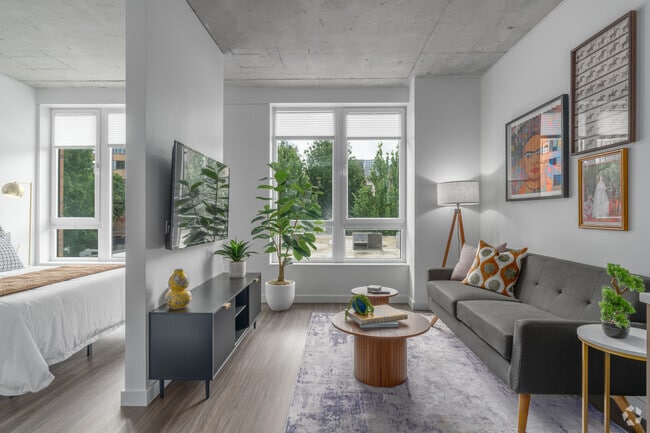 Junior 1BR, 1BA - 586SF - Living Room