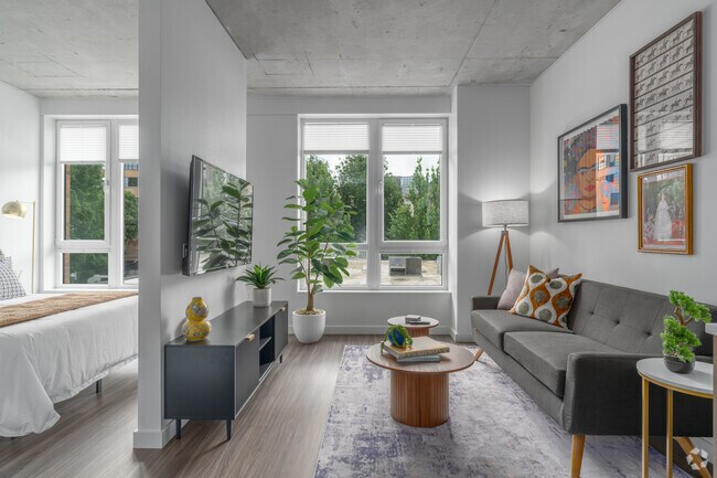 Junior 1BR, 1BA - 586SF - Living Room - Dianne