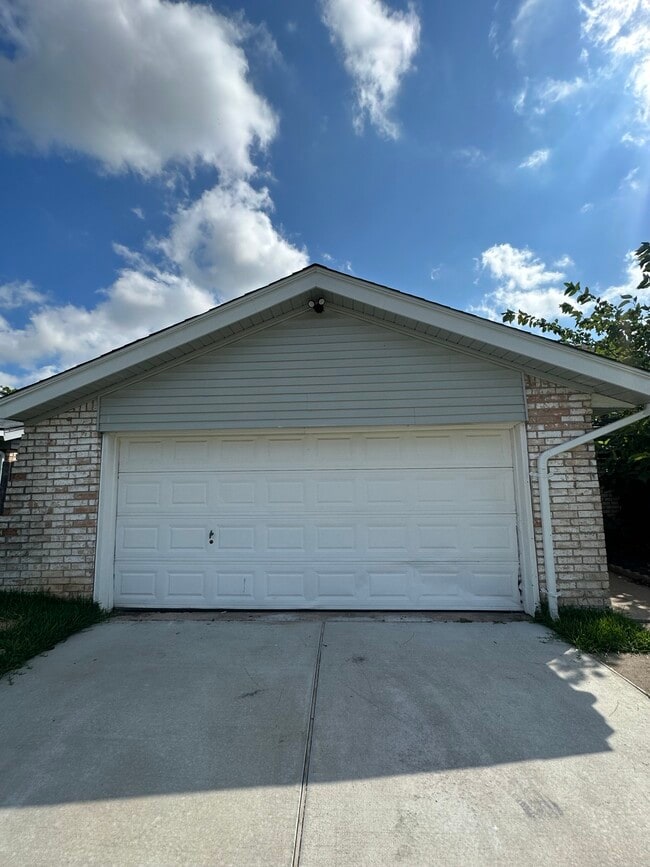 Building Photo - 1222 Ravenscourt Dr