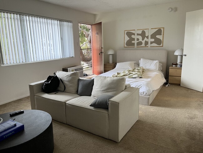 A Deluxe Plaza Studio - 1286 W Adams Blvd Rental