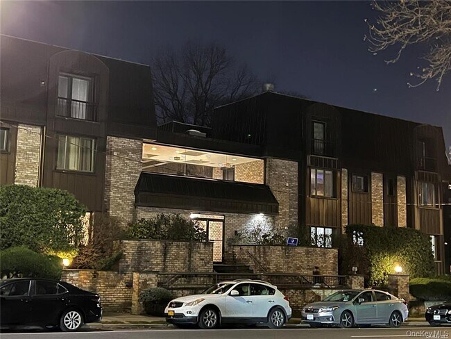 Building Photo - 130 S Middle Neck Rd Unit 2