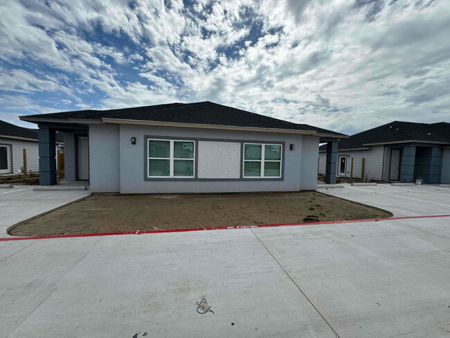 Building Photo - 1802 Atrium Pl Dr Rental