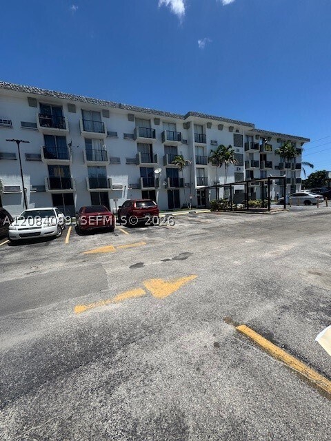 Building Photo - 16450 NW 2nd Ave Unit 205