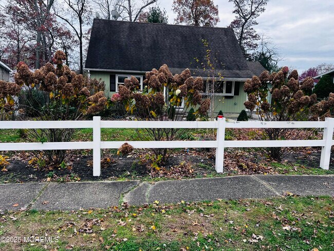 Photo - 891 Raleigh Dr