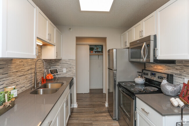 1BR, 1BA, Model - 738 SF - Colonial Estates