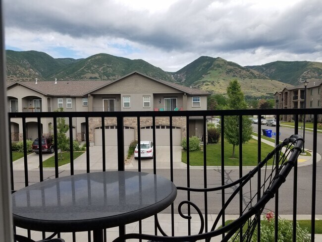 Photo - 3 Bed Townhome with Mountain Views and Community Pool
