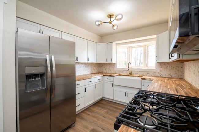 Photo - 418 N Trivoli Rd