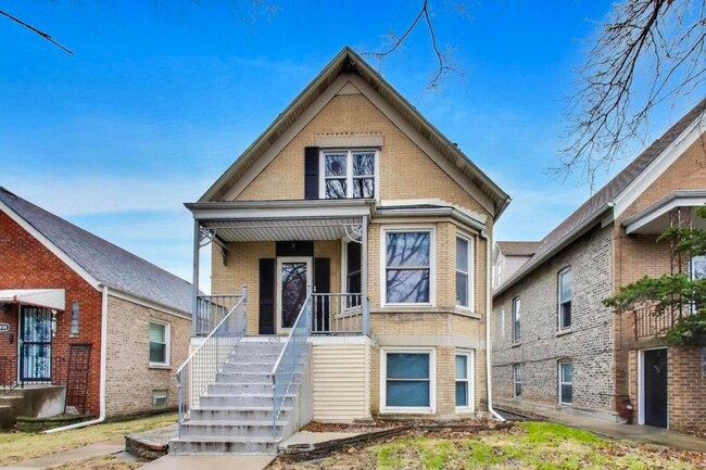 Building Photo - 5150 W Carmen Ave Unit 2