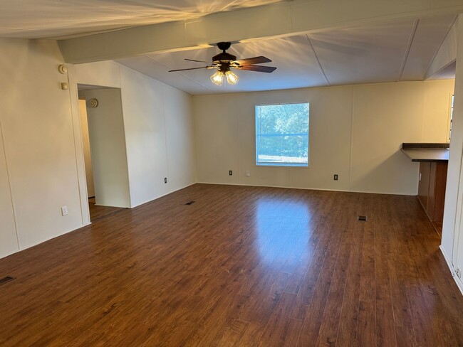 Photo - 4044 Friendship Rd Unidad Trailer