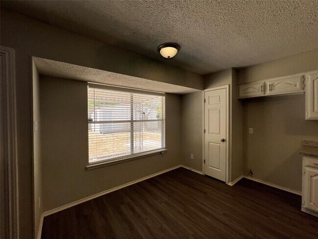 Photo - 704 Lynne Ln