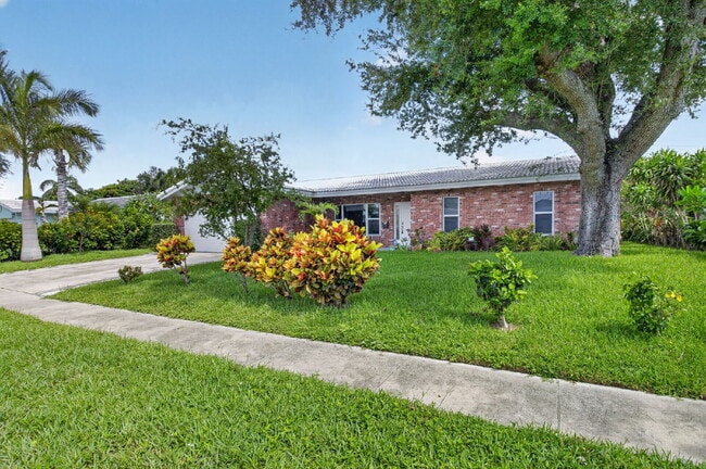 "Spacious & Renovated 4-Bed Oasis with Pool in Boca Raton - 2136 Sq Ft of Elegance!"